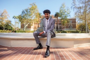 Portrait of Elijah Chesley in Alumni Park on the USC campus.