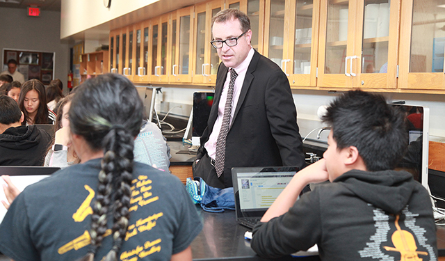 Alex Cherniss EdD ’08, superintendent of the San Marino Unified School District, visits an 8th grade science class at Huntington Middle School. Photo by Margaret Molloy