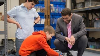 DSC_1840-1160.jpg Students at A.E. Wright Middle School in Calabasas, Calif., share a robotics lesson with their principal, Elias Miles EdD ’21. PHOTO CREDIT: STEPHANIE YANTZ