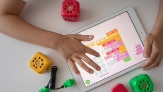 child learning ipad