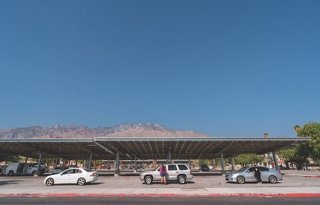 1_Palm-Springs-District-Remote-Learning-Rebecca-Aranda-Lede-640.jpg Cars line up at Palm Springs High for one of the school’s tech depots in early September. (Photo/Rebecca Aranda)