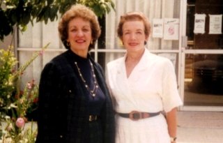 Janet-Boldt-Sáenz_lede_web-640.jpg Sánez (right) and colleague Barbara Clark, professor emerita at California State University, Los Angeles, visit Mexico City in 1990 to present at the Autonomous University of Tlaxcala. (Photo courtesy of Janet Boldt Sánez)