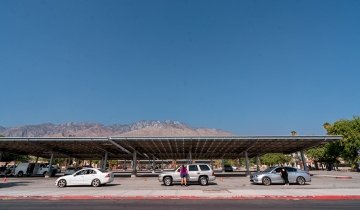 Cars line up at Palm Springs High for one of the school’s tech depots in early September. (Photo/Rebecca Aranda)