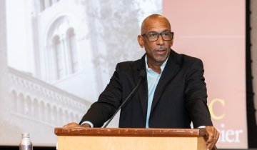 Pedro Noguera delivers a speech at a podium.