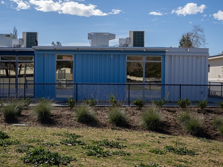 These CRATE Modular classrooms were installed at Medea Creek Middle School in 2020. (Photo/April Wong, aprilwongphotography.com, @aprilwongphoto)