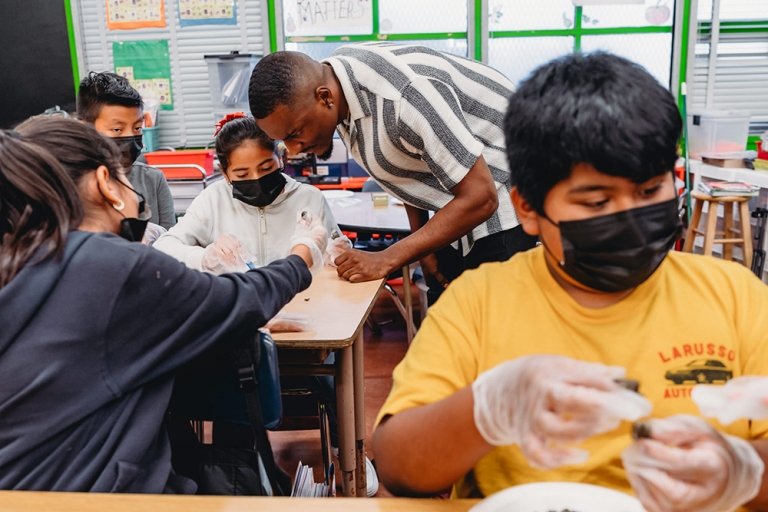 Brenden Scott MAT '22 teaches a science lesson to his fourth-grade class at 93rd Street Elementary School. (Photo/Rebecca Aranda)