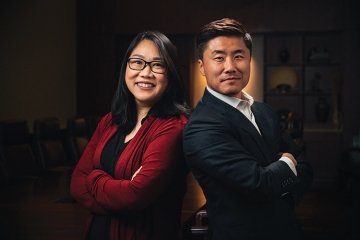 Jihye Shin MBA ’14 and Brian Conyer MBA ’17, the co-founders of GIBLIB, known as the “Netflix of medical education.”