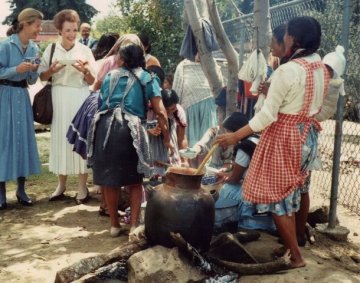 Sánez (white dress) visits a bilingual school in a Nahuatl community in 1990, accompanied by Diana Negroponte (blue dress), wife of then- U.S. ambassador to Mexico John Negroponte. (Photo courtesy of Janet Boldt Sánez)