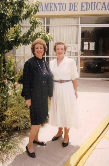Sánez (right) and colleague Barbara Clark, professor emerita at California State University, Los Angeles, visit Mexico City in 1990 to present at the Autonomous University of Tlaxcala. (Photo courtesy of Janet Boldt Sánez)