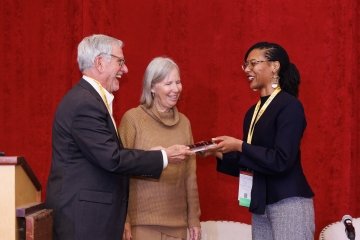 Dwuana Bradely is presented with the inaugural Hentschke Family Early-Stage Research Award.