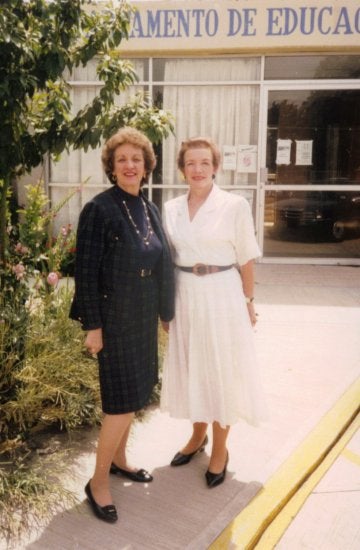 Sánez (right) and colleague Barbara Clark, professor emerita at California State University, Los Angeles, visit Mexico City in 1990 to present at the Autonomous University of Tlaxcala. (Photo courtesy of Janet Boldt Sánez)